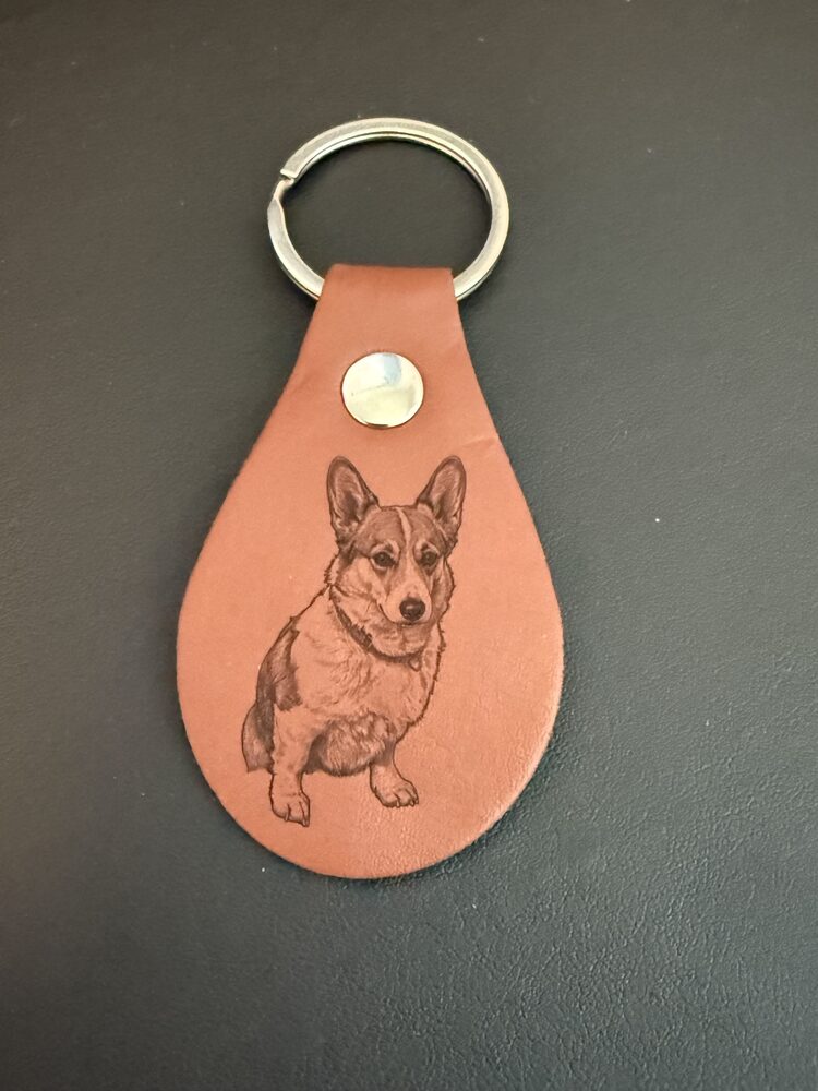 Lederschlüsselanhänger mit graviertem Hundeportrait
